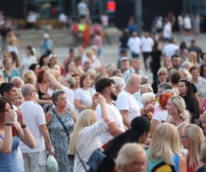 Potańcówka pod Teatrem Śląskim w Katowicach. Tłumy wręcz oszalały ZDJĘCIA