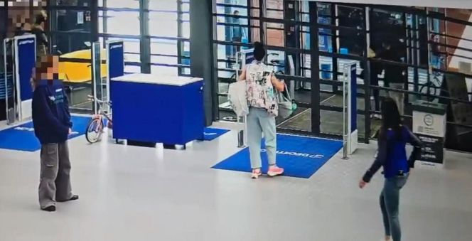 Ukradła i schowała się przed policją za drzewem