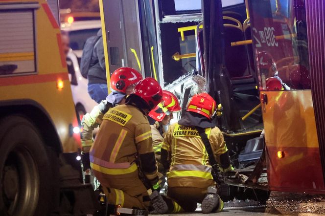 Wypadek z udziałem autobusu i ciężarówki w Warszawie (23.10.2025)
