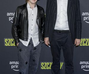 Premiera filmu Szczęsny. Tomasz Kot z synem, brata piłkarza z rodziną i Quebonafide z partnerką [GALERIA]