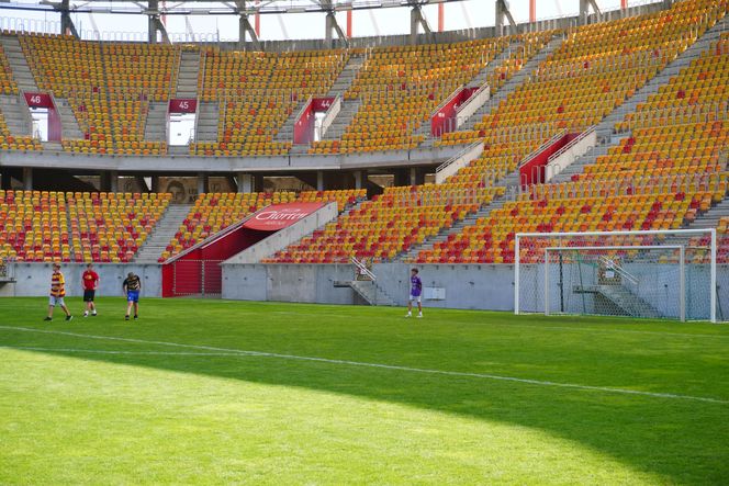Pożegnianie Murawy na Chorten Arenie. Jagiellonia Białystok rozdaje boisko swoim kibicom