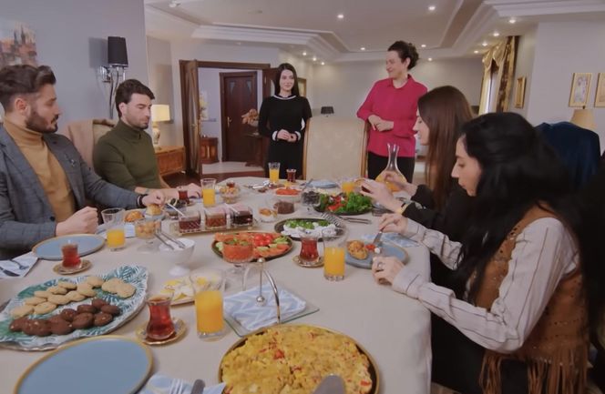 Miłość i nadzieja, odcinek 329: przyjaciele Kuzeya, Kuzey, Bahar, Cavidan