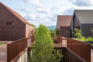 Ceramiczny dywan między budynkami to publiczna scena teatru zdarzeń. Campus Bemke w Kleczy Dolnej