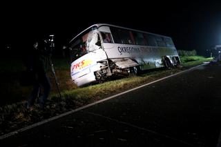 Brudzewek: Zderzenie autokaru z busem! Kierowca zakleszczony w aucie [ZDJĘCIA] 