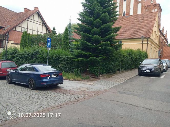 „Mistrzowie parkowania” rozjeżdżają historyczną część Olsztyna. Posypały się mandaty