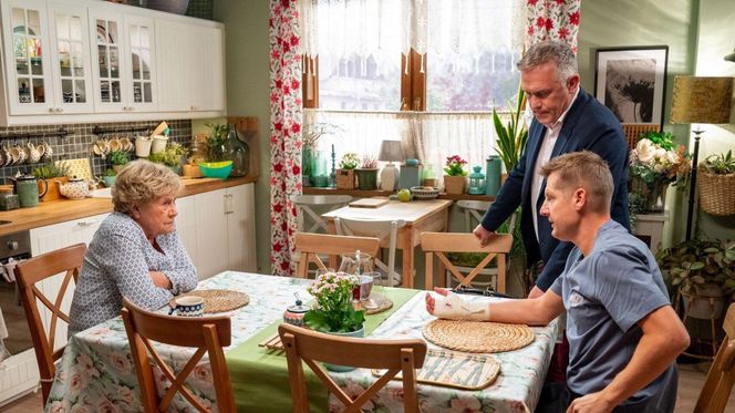 M jak miłość odc. 1846. Paweł (Rafał Mroczek), Barbara (Teresa Lipowska), Artur Rogowski (Robert Moskwa)