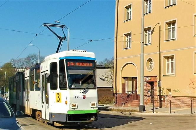 Dlaczego tramwaje jeżdżą tyłem? Niecodzienne manewry na szczecińskim Niebuszewie