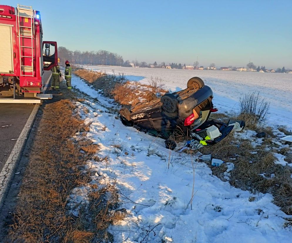 Wypadek na DK12 koło Leszna. Kierowca zasnął za kółkiem