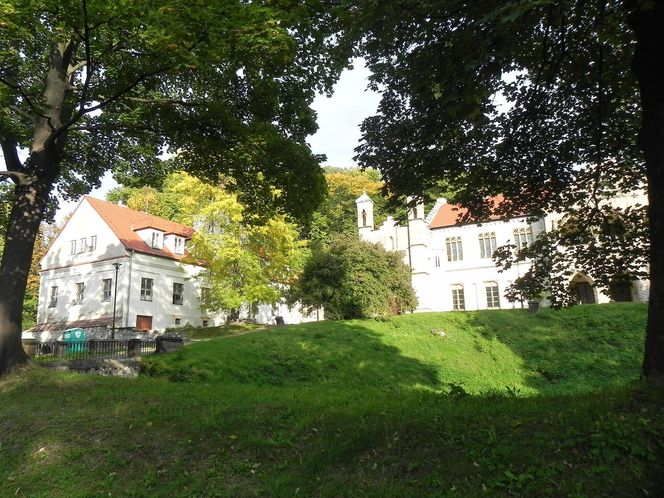 To najpiękniejszy taki pałac w Małopolsce. Jego historia wiąże się z mistyfikacją