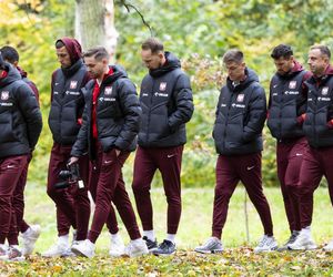 Reprezentacja zmokła na spacerze. Lewandowski się krył przed deszczem