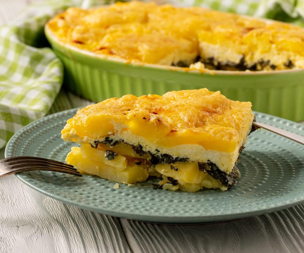 Zapiekanka z ziemniaków ze szpinakiem i serem. Pomysł na sycąca obiad za grosze