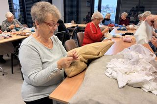 Uszyli legowiska dla potrzebujących zwierząt. Tak wyglądały zajęcia w Międzypokoleniowym Centrum Wiedzy 