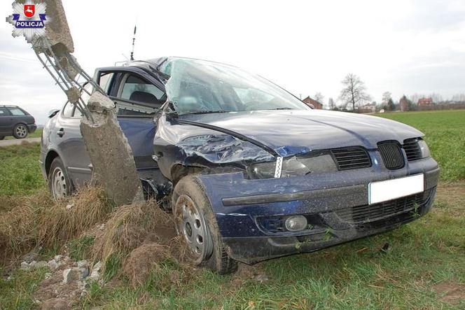 Po zderzeniu z Audi owinął się na słupie. 25-latek trafił do szpitala