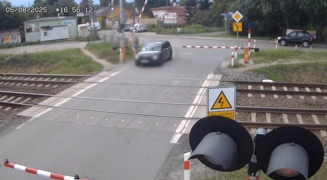 Volvo z dziećmi w środku uwięzione między rogatkami