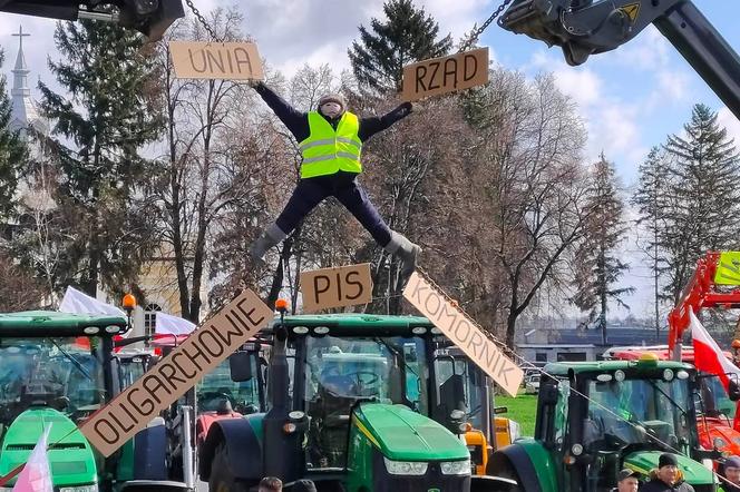 Ukrzyżowanie, bałwany i setki ciągników. Tak wyglądał protest rolniczy [ZDJĘCIA]