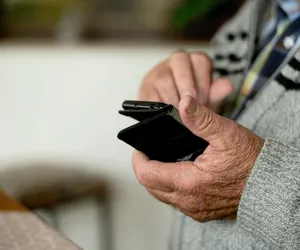 Coraz więcej emerytów korzysta z mLegitymacji