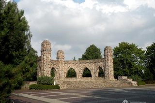 Kamienna półrotunda na Mazurach odzyska dawny blask. To ważne miejsce