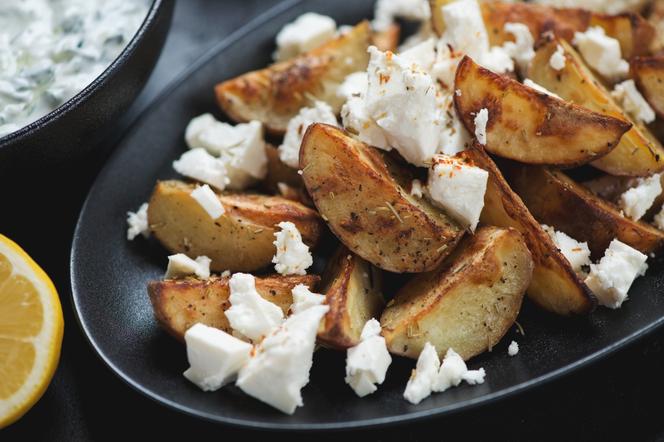 Pieczone ziemniaki z serem feta: łatwy przepis na ziemniaki po grecku