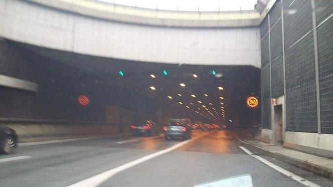 Katowice: Tunel zamknięty. Ciężarówka dobiła do ściany