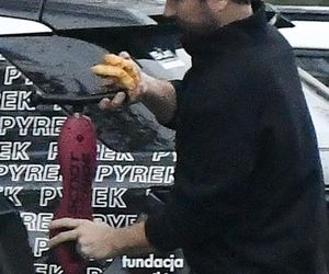 Jan Kliment z żoną i synem wyjeżdżają ze ślubu Kasi Cichepek-Kurzajewskiej