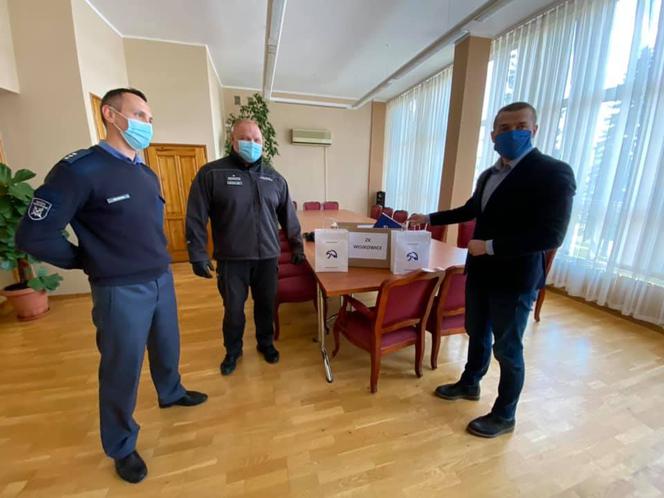 Więźniowie z Wojkowic walczą z koronawirusem. Szyją maseczki dla mieszkańców! [ZDJĘCIA]