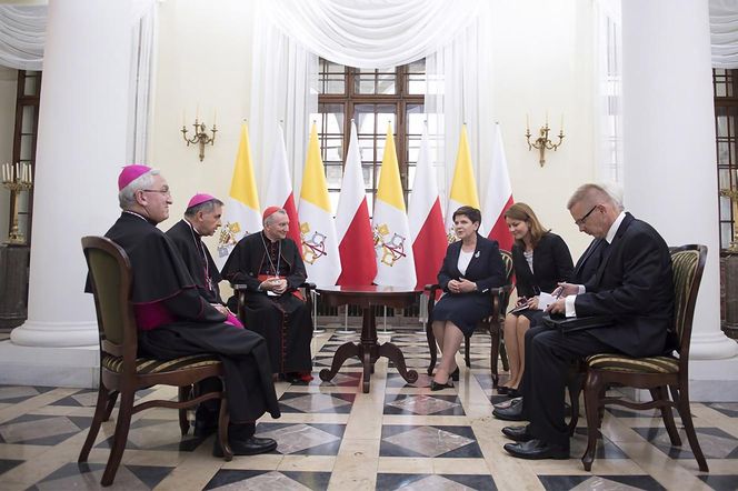 Premier Beata Szydło wraz z polskim władzami przywitała Ojca Świętego w Krakowie