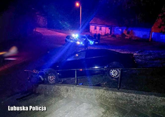 Audi A6 uderzyło w mur i zawisło na barierce przy schodach