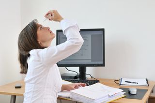 Zmęczone oczy - takie objawy świadczą o zmęczonych oczach. Oto co możesz zrobić