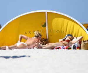 Jan Englert z żoną i ćorką w Juracie