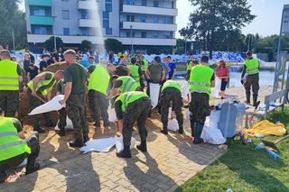 ieszkańcy w pocie czoła układają worki z piaskiem i zabezpieczają swoje budynki
