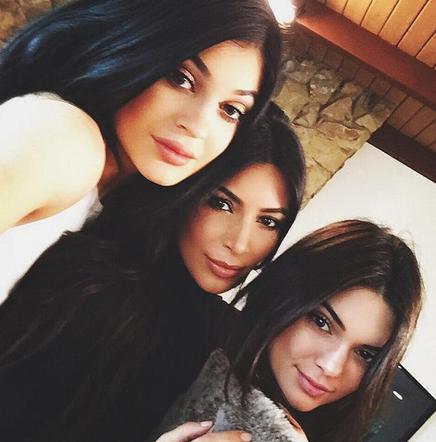 Kim Kardashian i siostry Jenner na wspólnym selfie. Znajdź 3 różnice :D