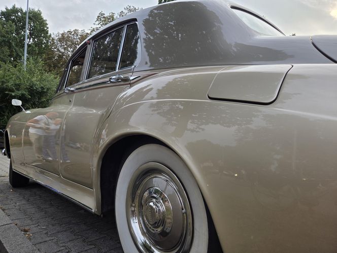 Klasyczna motoryzacja znów zachwyciła Bydgoszcz. „Bydgoskie Klasyki Nocą” przy Torbydzie