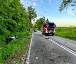 Tragiczny wypadek pod Węgorzewem. Samochód rozpadł się na pół. Kierowca zginął na miejscu