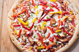 Kolorowa pizza to idealny pomysł na obiad. Dostarczy kopa w chłodny dzień