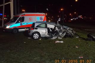 Rozbite auto na rondzie Radosława. „Kilkakrotnie przekoziołkował” [ZDJĘCIA]