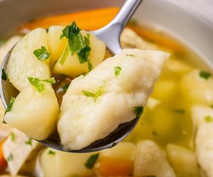 Domowe kluski z kaszy manny, gotowe w 15 minut. Tak robiły je nasze babcie