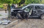 Pijacki rajd na ratusz! Kierowca demolował wszystko, co napotkał na drodze.