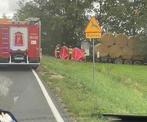 Kierowca ciężarówki przewożącej słomę uderzył w motorowerzystę. Nie żyje 81-latek