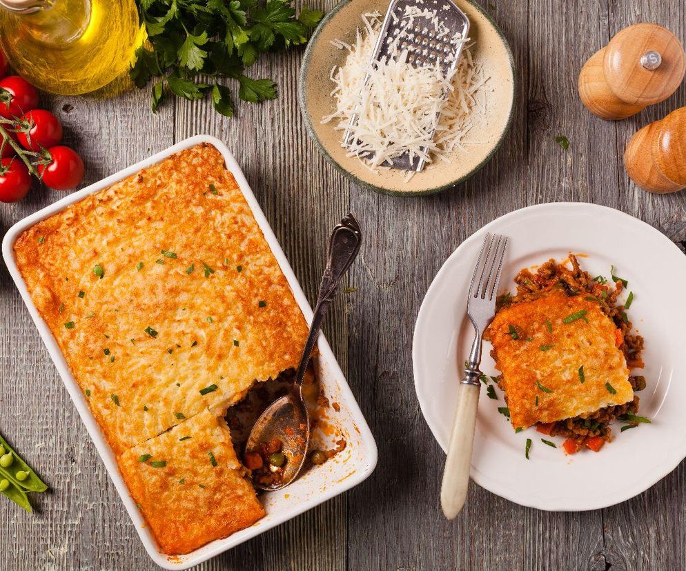 Zapiekanka wiejska to ulubiony obiad mojej rodziny. Jest tak sycąca, że starcza za dwa dania 