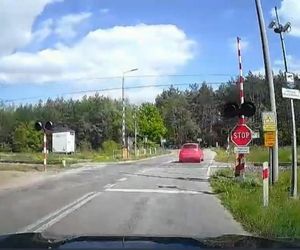 Policjanci ujawnili dramatyczne nagranie. Zderzenie trzech aut na przejeździe kolejowym
