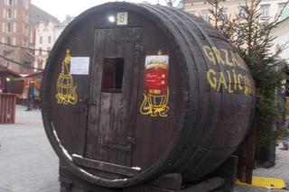 Krakowskie beczki z grzańcem zniknęły ze Świątecznego Jarmarku na dobre! Miasto nie zamierza ich przywracać