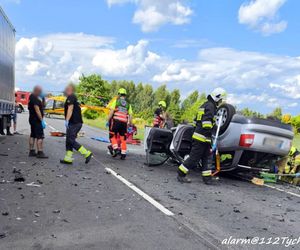 Wypadek w Chełmie Śląskim. Kierowca wjechał pod ciężarówkę