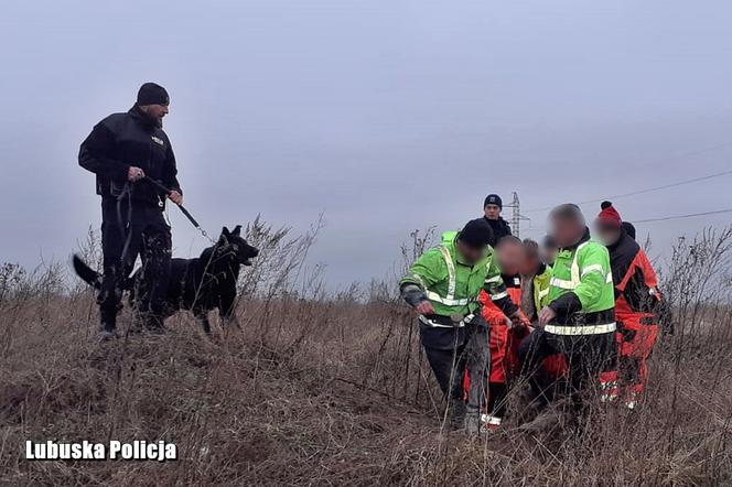 Drezdenko. 50-latek uratowany od okrutnej śmierci! Po kilkunastu godzinach wytropił go pies [ZDJĘCIA]