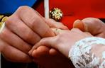 Książę William nakłada Kate Middleton obrączkę