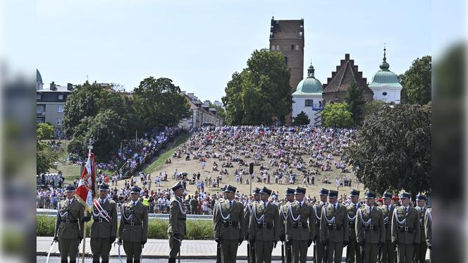 Defilada wojskowa 2024 w Warszawie. 2 tys. żołnierzy i kilkaset sztuk sprzętu wojskowego na ulicach miasta [ZDJĘCIA]