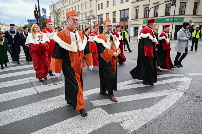 Inauguracja nowego roku akademickiego w Lublinie. Symbolicznie przemaszerowano przez centrum miasta