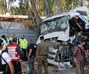 Ciężarówka wjechała w przystanek. Hamas przyznaje się do ataku 