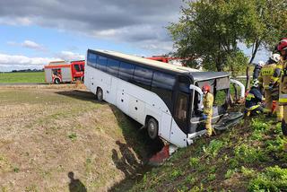 Autokar z dziećmi wylądował w rowie. Trwa akcja toruńskich strażaków