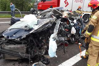 Koszmarny wypadek na S1 koło Żywca. Ciężarowka dosłownie zmiażdżyła samochód osobowy [ZDJĘCIA]