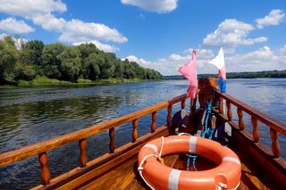 Wisła w Fordonie zaprasza turystów. Można popływać drewnianą łodzią i poczuć tę samą bryzę, co kiedyś flisacy 